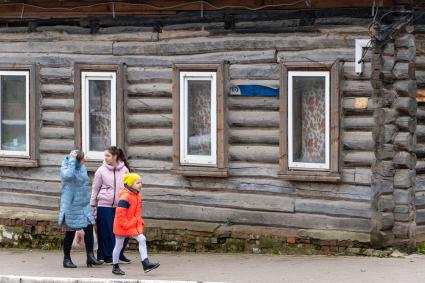 г.Таруса. Старый указатель на доме. 20 октября депутаты Городской Думы приняли решение о возвращении названий улиц исторической части города, существовавших до событий 1918 года.