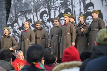 Москва. Участники инсталляции на Красной площади в честь годовщины военного парада 1941 года.