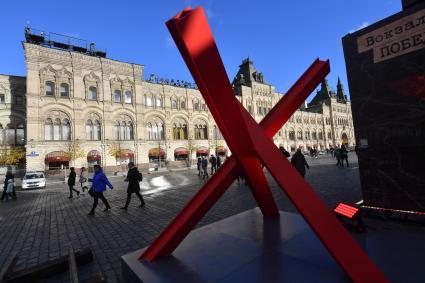 Москва.  Противотанковые ежи на Красной площади в честь годовщины военного парада 1941 года.