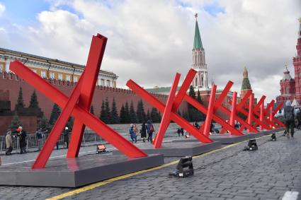 Москва.  Противотанковые ежи на Красной площади в честь годовщины военного парада 1941 года.