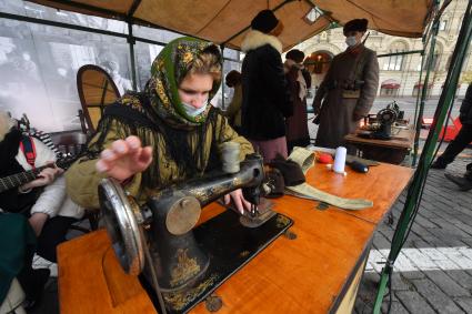 Москва.  Участница инсталляции на Красной площади в честь годовщины военного парада 1941 года.