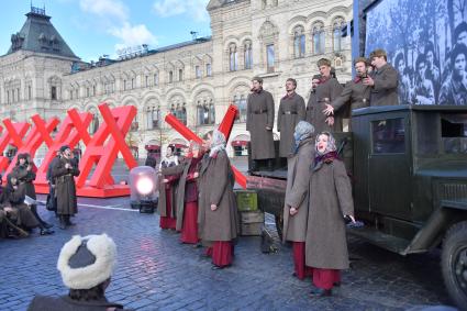 Москва. Участники инсталляции на Красной площади в честь годовщины военного парада 1941 года.