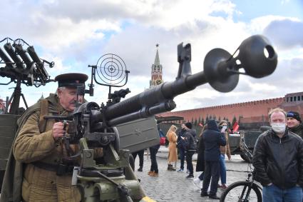 Москва.  Участник инсталляции на Красной площади в честь годовщины военного парада 1941 года.