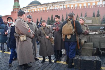 Москва. Участники инсталляции на Красной площади в честь годовщины военного парада 1941 года.