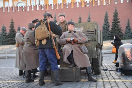 Москва. Участники инсталляции на Красной площади в честь годовщины военного парада 1941 года.