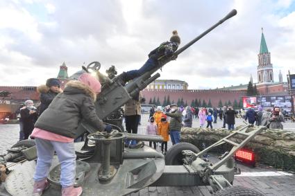 Москва. Посетители в музее инсталляций на Красной площади в честь годовщины военного парада 1941 года.