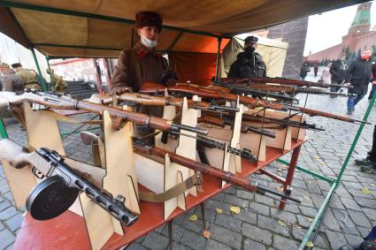 Москва.  Участник инсталляции на Красной площади в честь годовщины военного парада 1941 года.