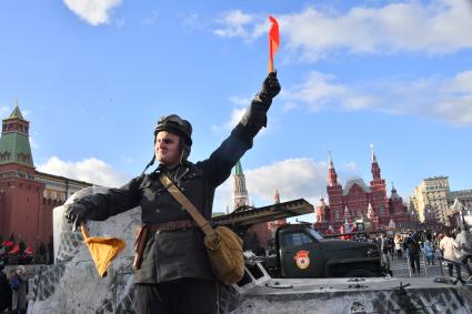 Москва.  Участник инсталляции на Красной площади в честь годовщины военного парада 1941 года.