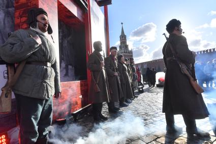 Москва. Участники инсталляции на Красной площади в честь годовщины военного парада 1941 года.