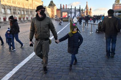 Москва. Посетители в музее инсталляций на Красной площади в честь годовщины военного парада 1941 года.