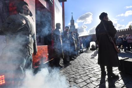 Москва. Участники инсталляции на Красной площади в честь годовщины военного парада 1941 года.