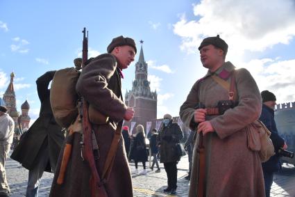 Москва. Участники инсталляции на Красной площади в честь годовщины военного парада 1941 года.