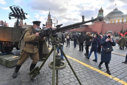 Москва.  Участник инсталляции на Красной площади в честь годовщины военного парада 1941 года.