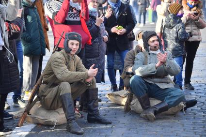 Москва. Участники инсталляции на Красной площади в честь годовщины военного парада 1941 года.