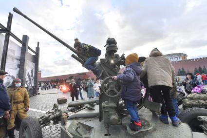 Москва. Посетители в музее инсталляций на Красной площади в честь годовщины военного парада 1941 года.