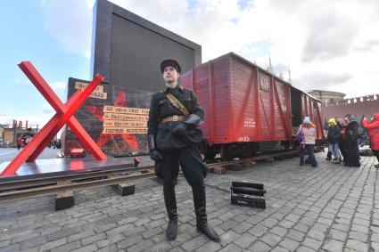 Москва.  Участник инсталляции на Красной площади в честь годовщины военного парада 1941 года.