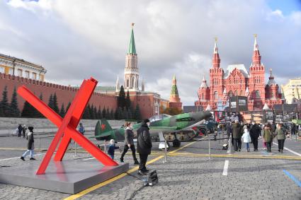 Москва. Посетители в музее инсталляций на Красной площади в честь годовщины военного парада 1941 года.