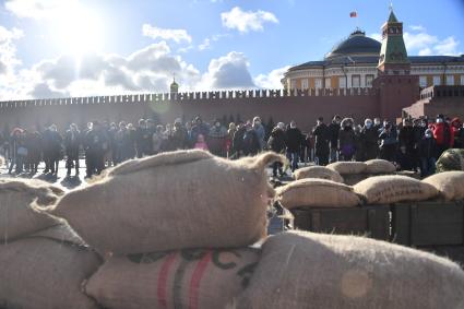 Москва. Инсталляция на Красной площади в честь годовщины военного парада 1941 года.