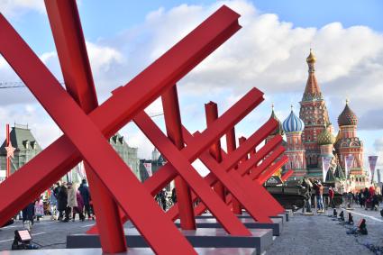 Москва.  Противотанковые ежи на Красной площади в честь годовщины военного парада 1941 года.