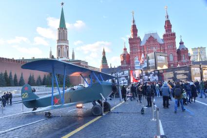 Москва. Советский многоцелевой биплан У-2 или По-2 (Поликарпов-2) в музее инсталляций на Красной площади в честь годовщины военного парада 1941 года.