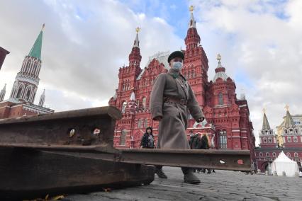 Москва. Участник инсталляции на Красной площади в честь годовщины военного парада 1941 года.