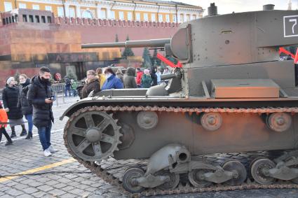 Москва. Легкий танк Т-26 в музее инсталляций на Красной площади в честь годовщины военного парада 1941 года.