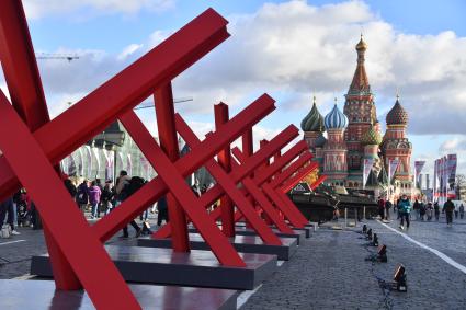 Москва.  Противотанковые ежи на Красной площади в честь годовщины военного парада 1941 года.