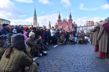 Москва. Участники инсталляции на Красной площади в честь годовщины военного парада 1941 года.