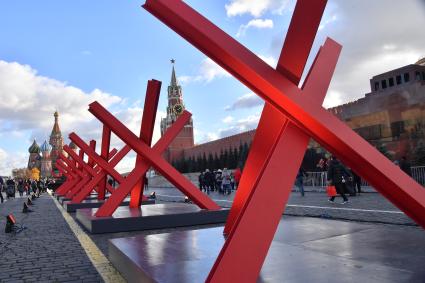 Москва.  Противотанковые ежи на Красной площади в честь годовщины военного парада 1941 года.