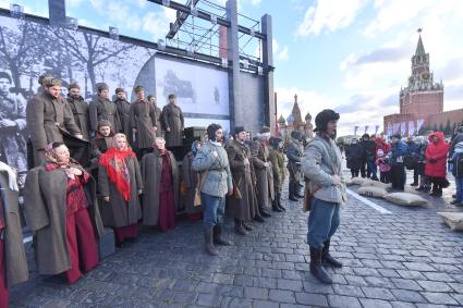 Москва. Участники инсталляции на Красной площади в честь годовщины военного парада 1941 года.