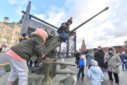 Москва. Посетители в музее инсталляций на Красной площади в честь годовщины военного парада 1941 года.