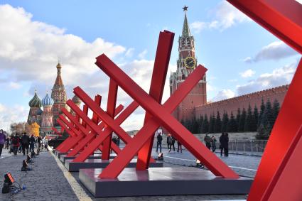 Москва.  Противотанковые ежи на Красной площади в честь годовщины военного парада 1941 года.