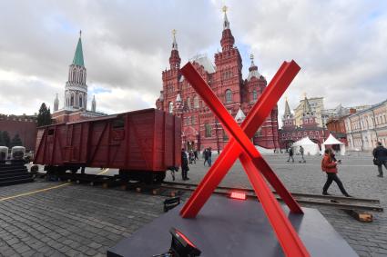 Москва.  Противотанковый еж на Красной площади в честь годовщины военного парада 1941 года.