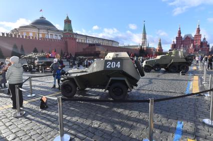 Москва. Легкий бронеавтомобиль БА-64 и средний бронеавтомобиль БА-10 (слева направо) в музее инсталляций  на Красной площади в честь годовщины военного парада 1941 года.