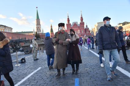 Москва. Участники инсталляции на Красной площади в честь годовщины военного парада 1941 года.