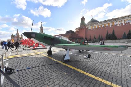 Москва.  Самолет времен Великой отечественной войны в музее инсталляций под открытым небом на Красной площади в честь годовщины парада 7 ноября 1941 года.