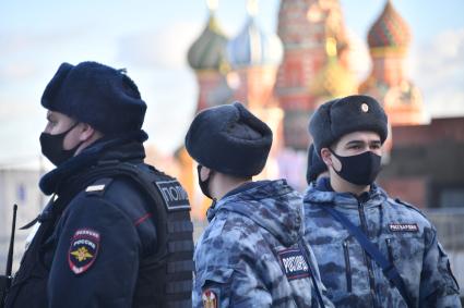 Москва. Сотрудник полиции и сотрудники Росгвардии в музее инсталляций на Красной площади в честь годовщины военного парада 1941 года.