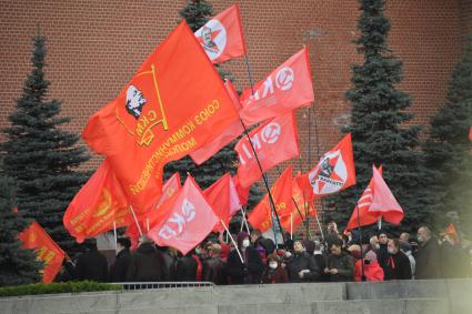 Москва.  Участники шествия КПРФ, посвященному 103-й годовщине Октябрьской революции, у Мавзолея В.И. Ленина на Красной площади.