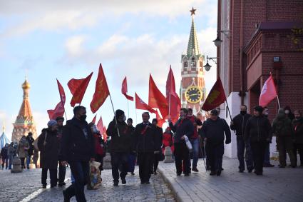 Москва.  Участники шествия КПРФ, посвященному 103-й годовщине Октябрьской революции, у Мавзолея В.И. Ленина на Красной площади.