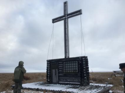 Якутия. Бухта Амбарчик. Бывший пересыльный лагерь политических и уголовных ссыльных. Этот крест жители Нижней Колымы установили жертвам политических репрессий в 1993 году.