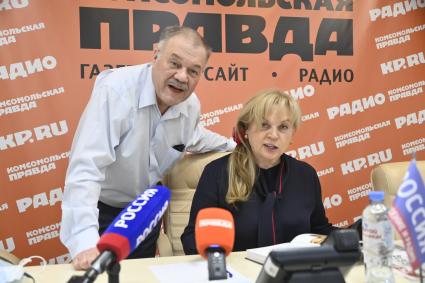 Москва. Корреспондент `Комсомольской правды` Александр Гамов и председатель Центральной избирательной комиссии РФ Элла Памфилова в редакции `Комсомольской правды`.