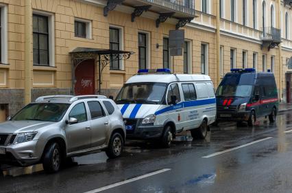 Санкт-Петербург. Машины полиции и Следственного Комитета РФ у подъезда дома, где проживает доцент СПбГУ Олег Соколов, подозреваемый в убийстве своей аспирантки Анастасии Ещенко.