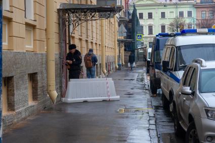 Санкт-Петербург. Полицейский у подъезда дома, где проживает доцент СПбГУ Олег Соколов, подозреваемый в убийстве своей аспирантки Анастасии Ещенко.