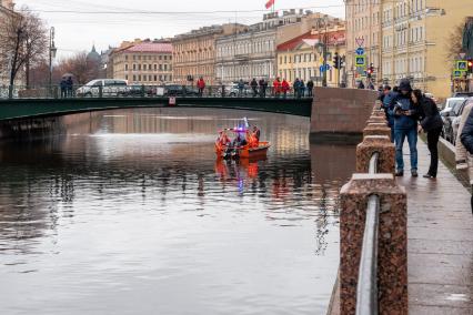 Санкт-Петербург. Сотрудники поисково-спасательной службы во время следственных мероприятий на реке Мойке, где были обнаружены останки аспирантки СПбГУ Анастасии Ещенко, в убийстве которой подозревается доцент СПбГУ Олег Соколов.