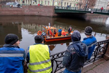 Санкт-Петербург. Сотрудники поисково-спасательной службы во время следственных мероприятий на реке Мойке, где были обнаружены останки аспирантки СПбГУ Анастасии Ещенко, в убийстве которой подозревается доцент СПбГУ Олег Соколов.