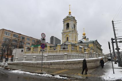 Москва. Вид на церковь Преображения Господня на Преображенской площади, восстановленной в 2015 году.