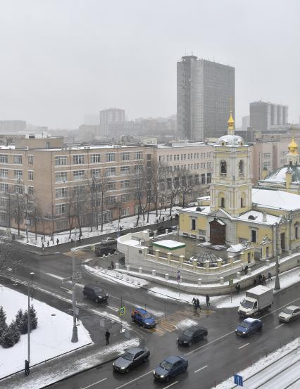 Москва. Вид сверху на церковь Преображения Господня на Преображенской площади, восстановленной в 2015 году.