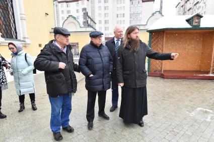 Москва. Корреспондент `Комсомольской правды` Александр Гамов, член комитета Госдумы РФ по транспорту и строительству Владимир Ресин  и Протоиерей Борис Потапов (слева направо) во время посещения церкви Преображения Господня на Преображенской площади, восстановленной в 2015 году .