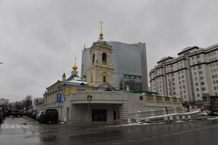 Москва. Вид на церковь Преображения Господня на Преображенской площади, восстановленной в 2015 году.