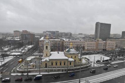 Москва. Вид сверху на церковь Преображения Господня на Преображенской площади восстановленной в 2015 году.